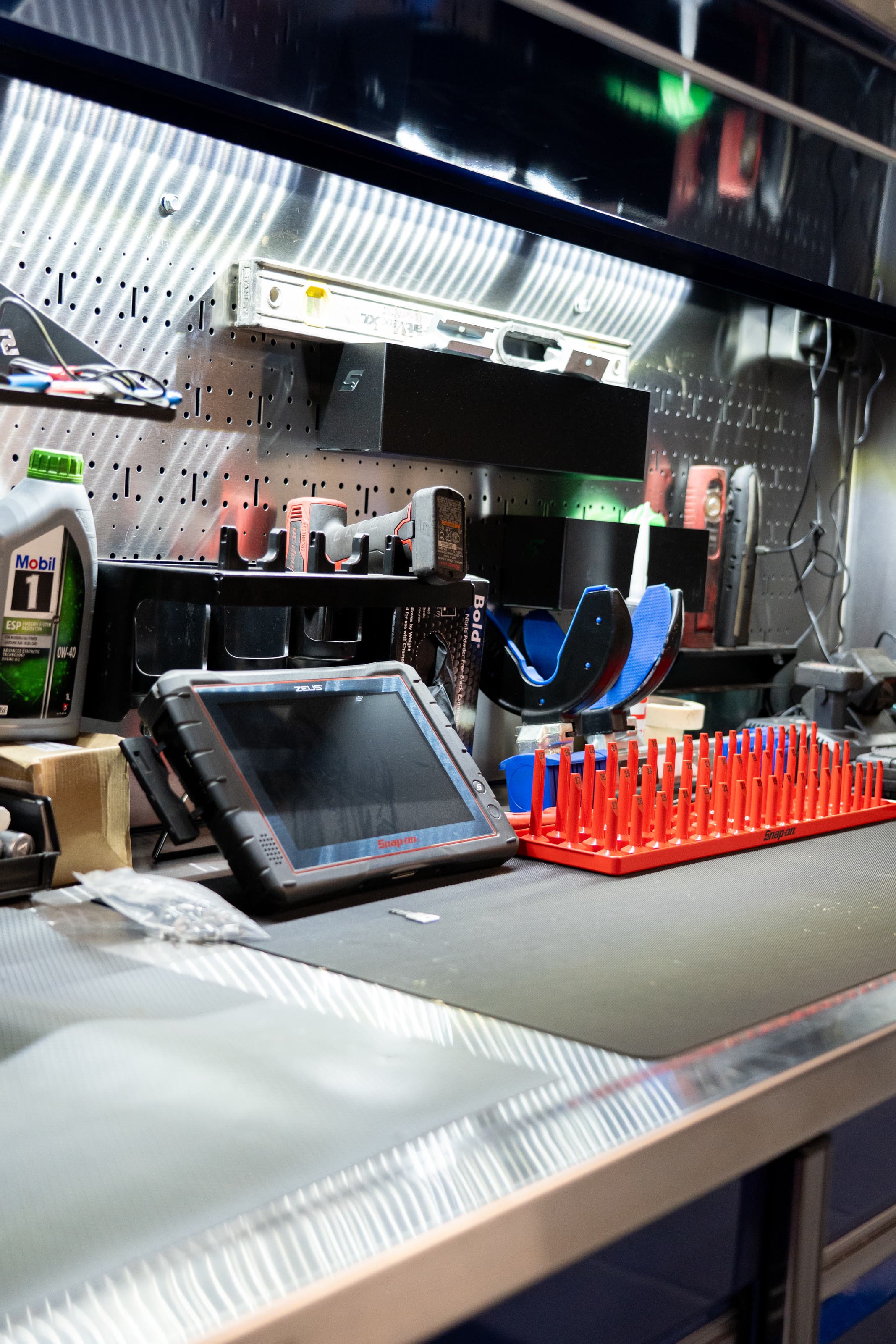 Diagnostic tablet on the workshop tool bench